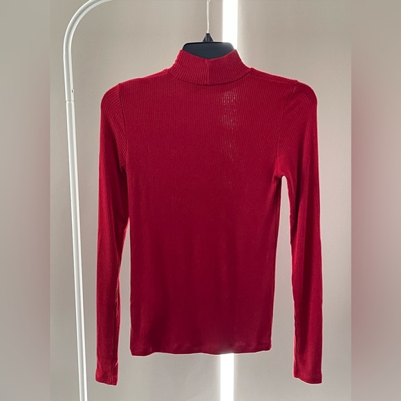 Uniqlo mock-neck / turtleneck ribbed fabric top. Gently worn. Perfect condition - Picture 2 of 3